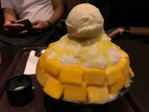 Geeiste Gesüßte Kondensmilch Koreanische Bingsu Mit Geschnittenen Mangos Und Vanilleeis — Stockfoto