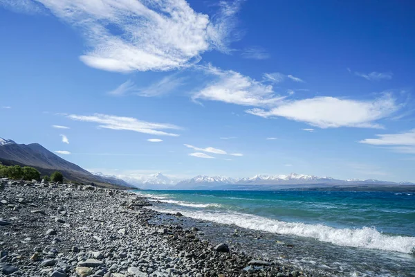 Felsstrand Mit Tiefblauem Meer Bei Sonnigem Tag — Stockfoto