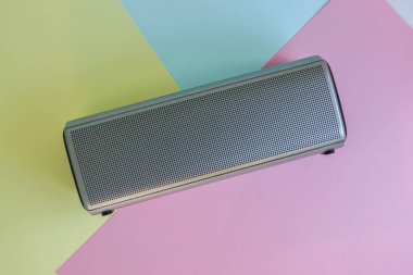 pastel arka plan üzerinde taşınabilir bluetooth kablosuz hoparlör