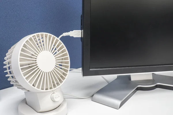 Beyaz Küçük Taşınabilir Usb Fan Ofiste Bilgisayar — Stok fotoğraf