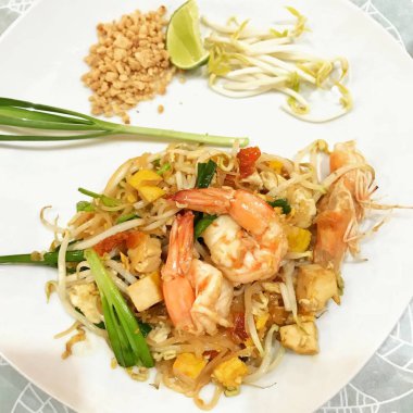 Pad Thai-beyaz plaka üzerinde karides ile ünlü Tay çanak kızarmış pirinç erişte