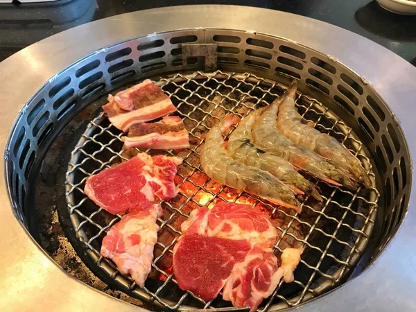 Крупним Планом Грилі Яловичини Свинини Креветки Yakiniku Японський Ресторан — стокове фото