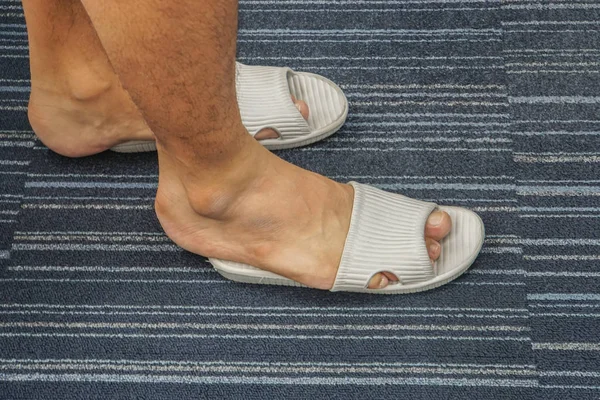 Εσωτερικη Άνδρες Φορούν Πάρα Πολύ Σφιχτά Σανδάλι Στα Πόδια Του — Φωτογραφία Αρχείου