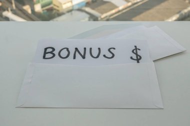 iş simgesi - yıllık bonus için açık beyaz zarf