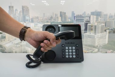 iş adamı bekle konferans toplantı için aramak için IP telefon ahizesi kapatın