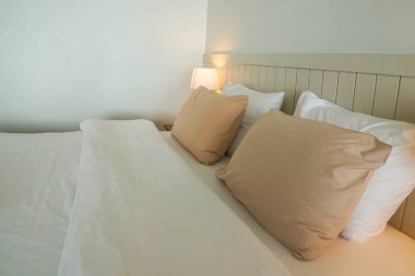 Beyaz Çift Kişilik Yatak yatak odası en az rahat yastığına kadar kapatın