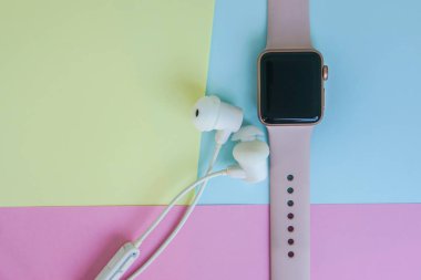 pastel pembe mavi ve sarı en az arka planda beyaz radyo earphones ile akıllı izle Kapat
