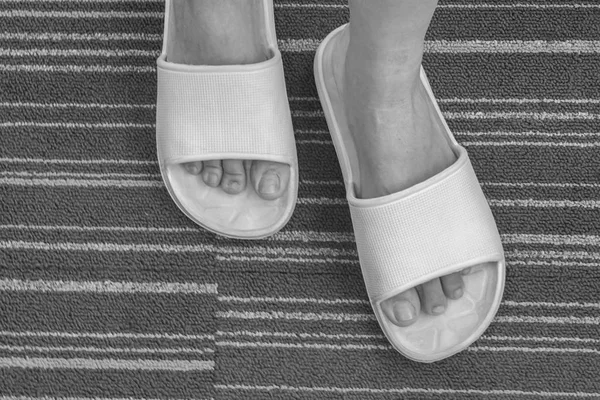 Черно Белые Женские Ноги Кроссовках — стоковое фото