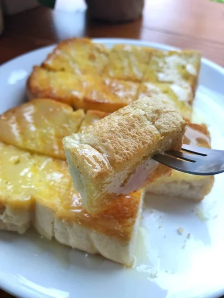 Close Garfo Com Pão Torrado Com Manteiga Leite Condensado — Fotografia de Stock
