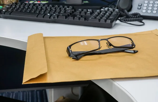 Μοντέρνα Γυαλιά Ανδρών Καφέ Εμπιστευτικό Φάκελο Στο Γραφείο — Φωτογραφία Αρχείου