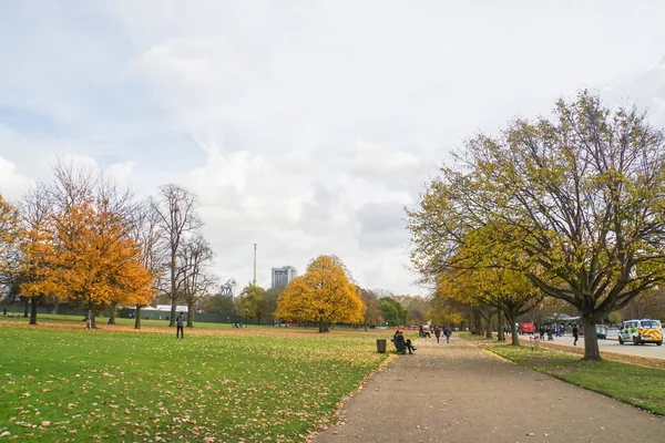 Les Gens Assoient Sur Banc Bois Promènent Hyde Park Londres — Photo