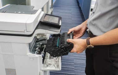 işadamı yakından tutun toner kartuşu yazıcı besleme koymak için
