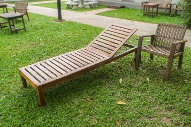 ahşap yatak ve koltuk dinlenme için evin önünde yeşil Lawn