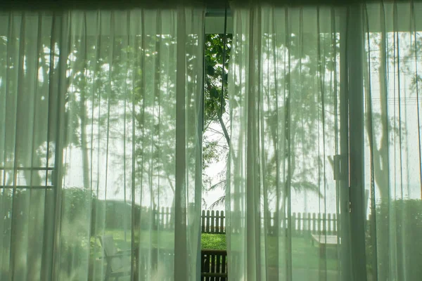 Tirai Putih Transparan Pintu Rumah Dengan Pemandangan Laut Dan Halaman — Stok Foto