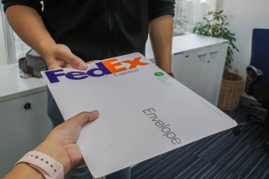 iş kadını yakından almak zarf Fedex Express kurye el ile