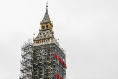Londra / İngiltere'de - 14 Kasım 2017: Big Ben saat kulesi landmark Londra yakından olduğunu yenileme aşamasındadır