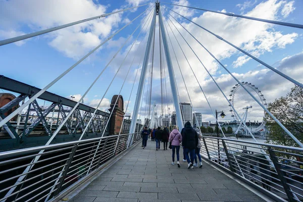 Londra Ngiltere Kasım 2017 Insanlar Kraliçenin Golden Jubilee Yaya Üzerinde — Stok fotoğraf