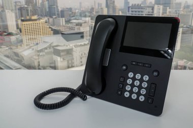 iş görüşmesi için beyaz ofis masasında IP telefonu kapatın