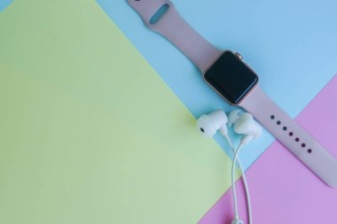 pastel en az arka planda beyaz radyo earphones ile akıllı izle Kapat
