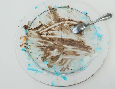 izole kirli beyaz büyük seramik tabaklar dondurmalı kek ile lekeleri