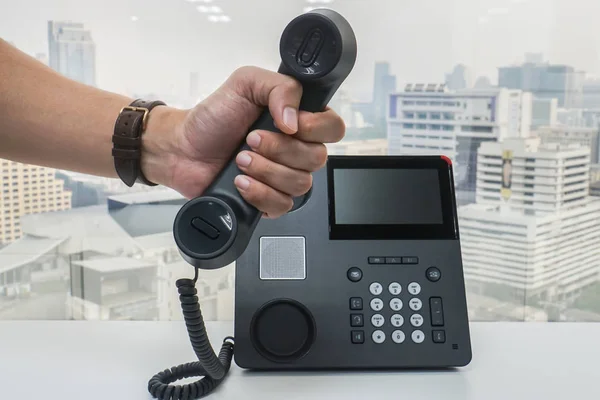 Close Empresario Mantenga Auriculares Oficina Teléfono Para Comunicación Comercialización — Foto de Stock