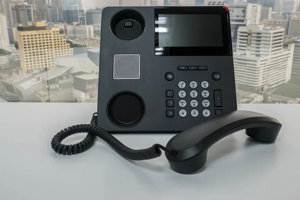 ビジネス電話の白のオフィス机の上に黒の 電話を閉じる — ストック写真