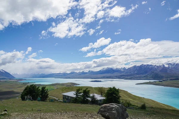 Colina Verde Con Vista Lago Azul Claro Profundo Día Soleado — Foto de Stock