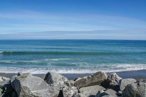 Waves Blue Sea Shore Big Rock Foreground — Stock Photo, Image