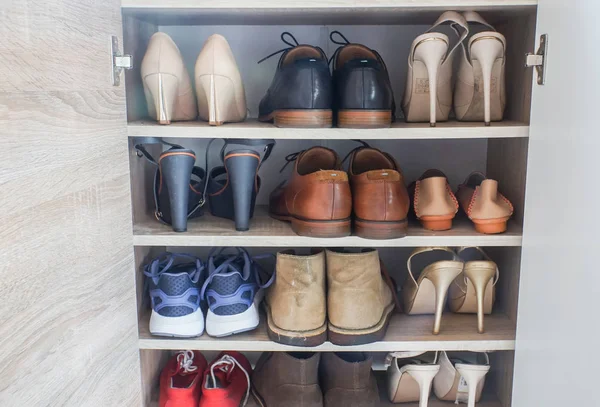 moda kadınların yüksek topuklu ayakkabılar, deri Erkek Ayakkabı ve spor ayakkabılarla işe yarayacak ahşap dolap kapatın