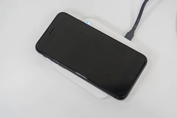 Isolated Black Smartphone Wireless Battery Charger — Stock Photo, Image
