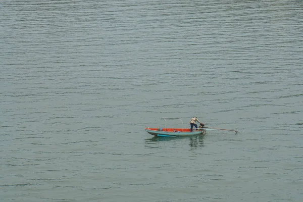 Pescador Barco Cauda Longa Mar Calmo Para Caça Peixes — Fotografia de Stock