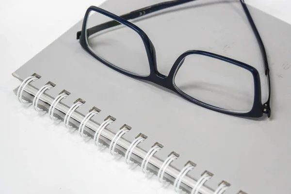 Homens Modernos Óculos Mínimos Notebook Para Leitura Escrita Escritório — Fotografia de Stock