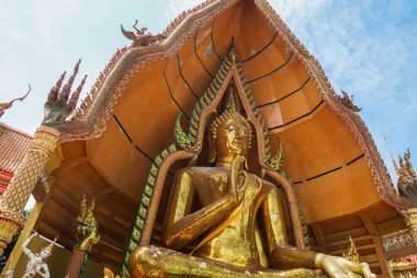 Tham Sua Tapınağı / Kanchanaburi - 18 Ekim 2019: tapınmak ve saygı göstermek için büyük güzel altın Buda 'yı kapatın