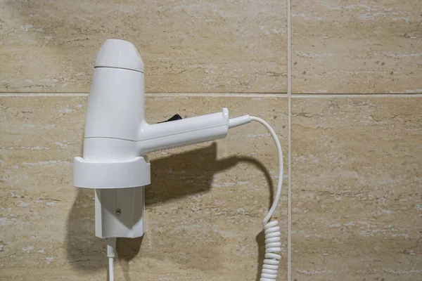 Close Secador Cabelo Branco Pendurar Parede Telha Banheiro — Fotografia de Stock