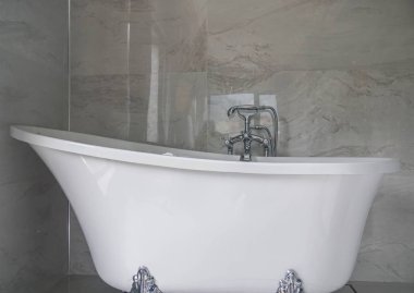 Lüks otel odasında beyaz seramik banyo küveti