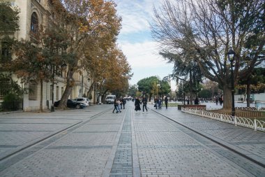 İstanbul / Türkiye - Aralık 08 2019: İnsanlar kışın Hippo Kubbesi 'nde beton patikada yürüyorlar