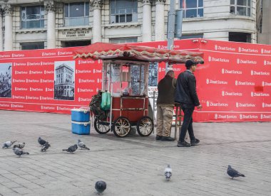 İstanbul / Türkiye - 09 Aralık 2019: Galata rıhtımında müşterisiyle geleneksel sokak yemekleri dükkânı tüccarı