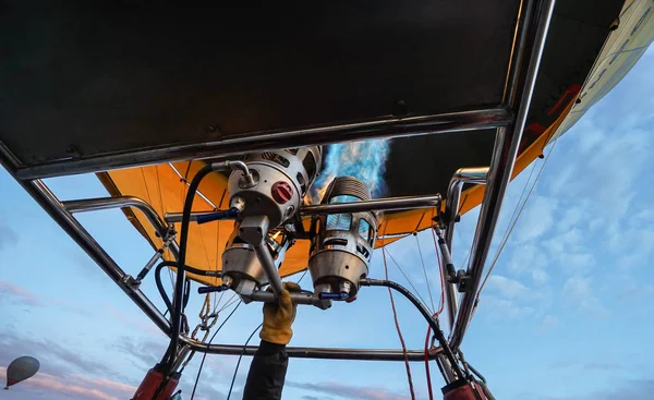 Cappadocia Turchia Dicembre 2019 Chiudi Voyager Balloons Captain Controlla Carburante — Foto Stock