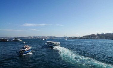 İstanbul / Türkiye - 9 Aralık 2019: Mavi gökyüzü güneşli bir günde Boğaziçi Karadeniz 'de gemi turu