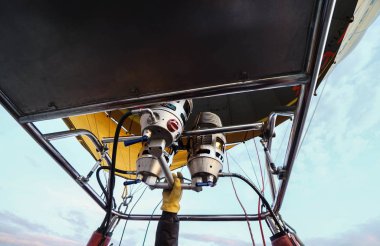 Kapadokya Türkiye - Aralık 06: 19 Voyager Balon kaptanı kış eldiveni ile sıcak hava balonu uçuşunda yakıtı kontrol ediyor