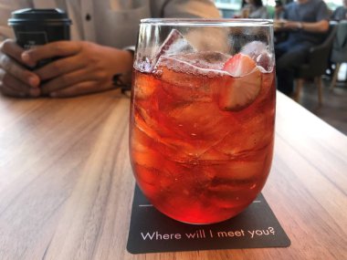  Lokantada tatlı camlı buzlu çilekli limonata.