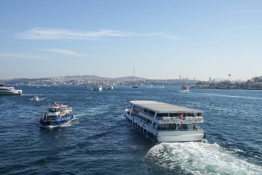 İstanbul / Türkiye - 9 Aralık 2019: Mavi gökyüzü güneşli bir günde Boğaziçi Karadeniz 'de lüks gemi turu