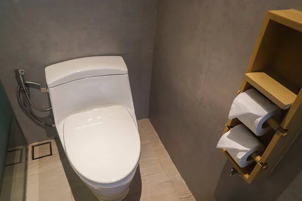 Čistá Bílá Keramická Toaletní Mísa Ubrouskem Luxusním Hotelu — Stock fotografie