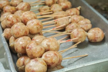 Izgara için geleneksel Tayland sosisini kapatın.