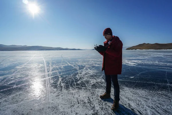 Hombre Uso Control Remoto Para Drone Lago Congelado Baikal — Foto de Stock