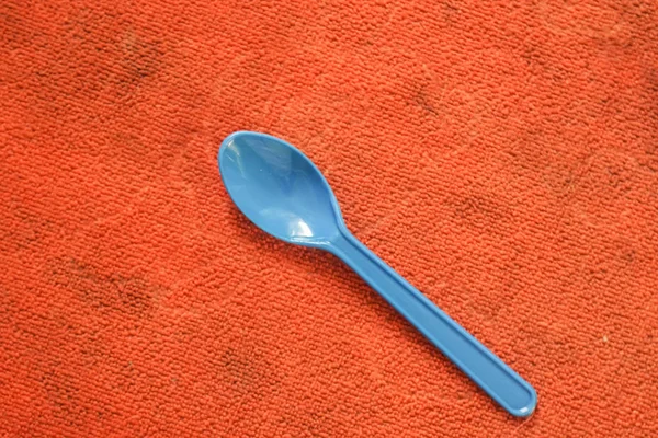 Вибірковий Фокус Синя Пластикова Ложка Десерту Помаранчевому Фоні — стокове фото