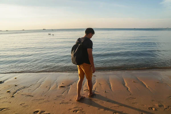 Человек Ходить Босиком Морскому Пляжу Рюкзаком Сумки — стоковое фото