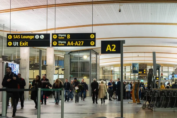 Oslo Norge November 2019 Personer Flygplatsterminalen Gardermoen För Avgång Med — Stockfoto