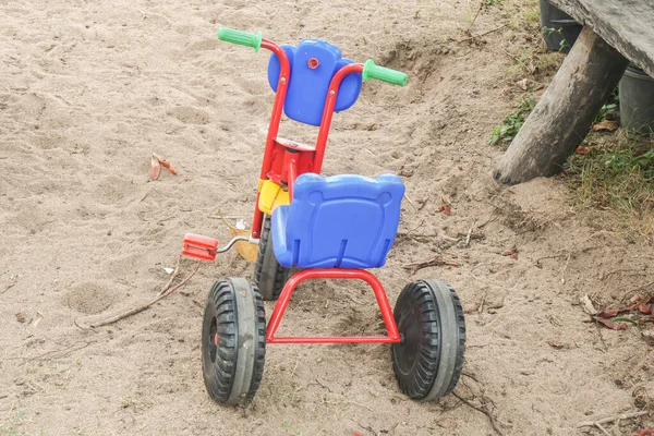 Färgglada Trehjuling Barn Leksak Stranden Sand Lekplats — Stockfoto