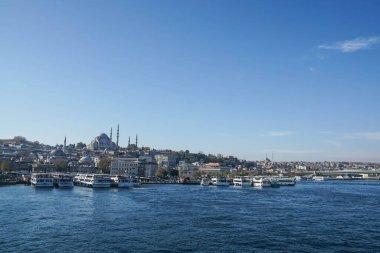 İstanbul / Türkiye - 10 Aralık 2019: Güneşli mavi gökyüzünde Karadeniz üzerinde yeni bir cami